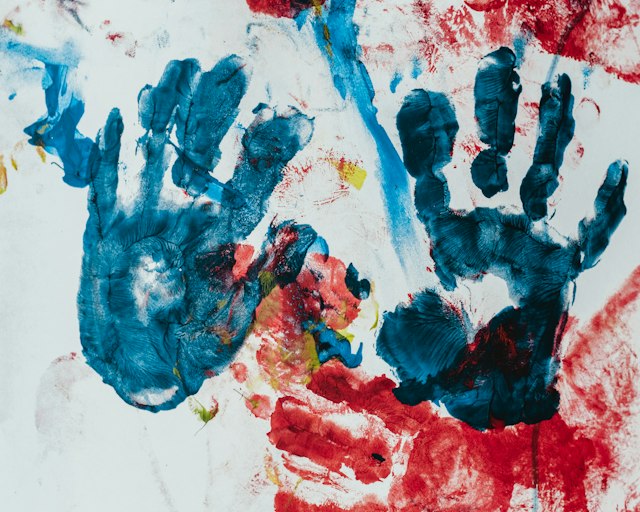 Bunte Handabdrücke auf Papier