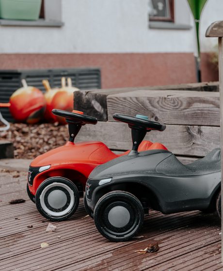 Bobby-Cars auf der Terrasse des Außengeländes